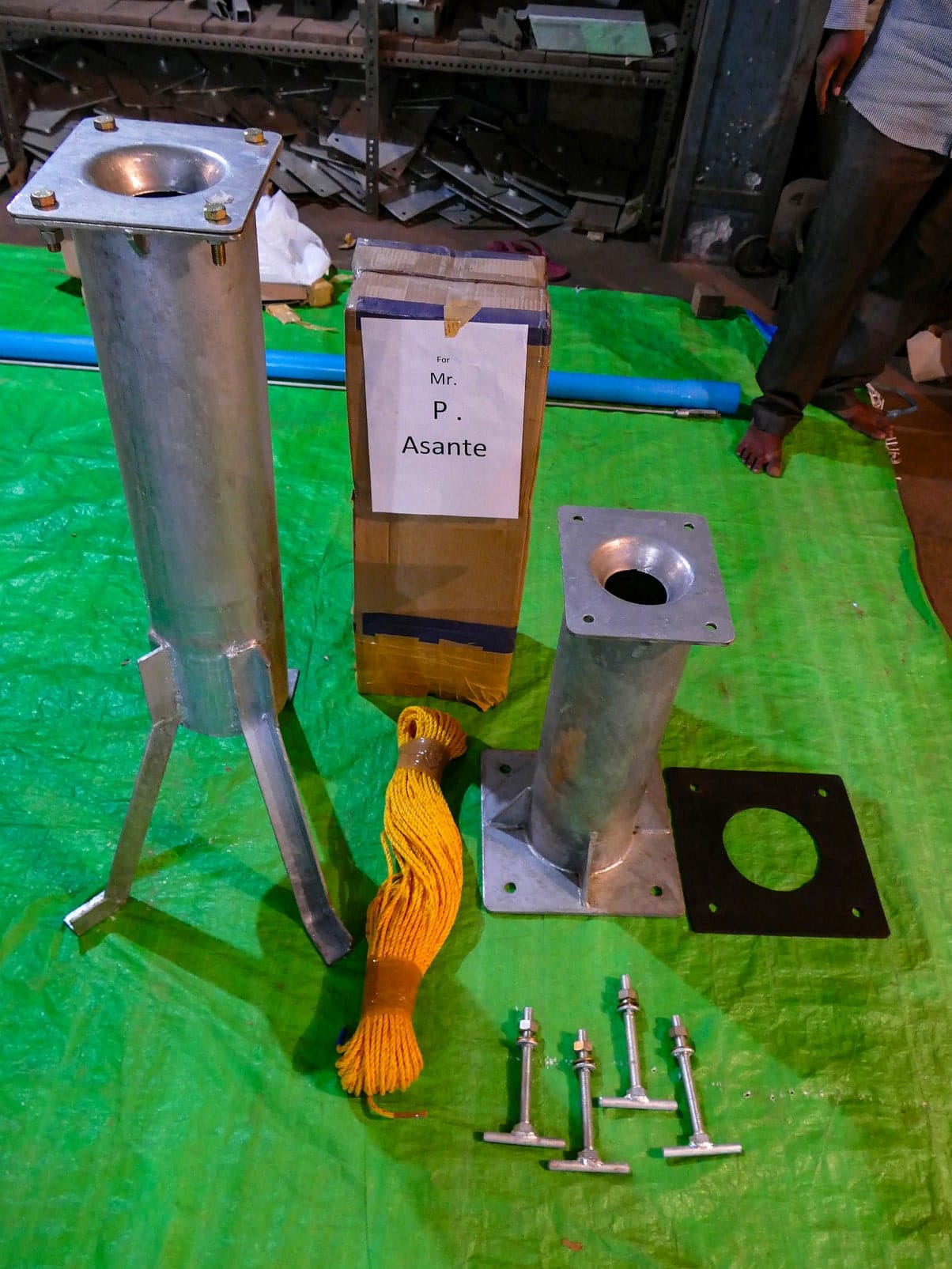 P1070017 Hand pump base plate, mounting bolts and cylinder head parts sorted for a customer order